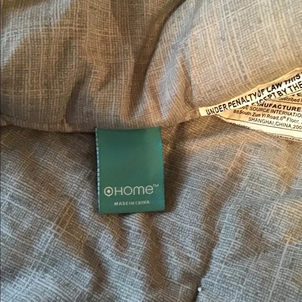 Full- queen bed comforter with two standard size pillow shams